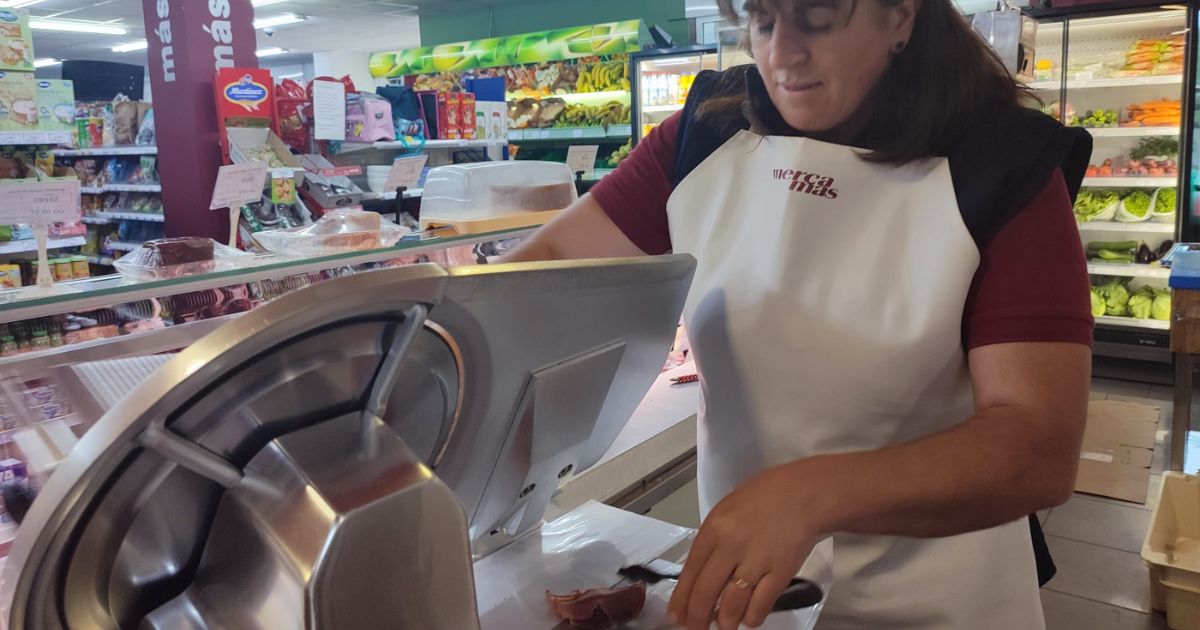 Charcutería con productos al corte en Mercamas Casal en Salvaterra de Miño