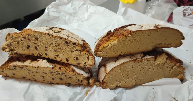 Pan de maíz cortado artesanal disponible en Mercamás Casal