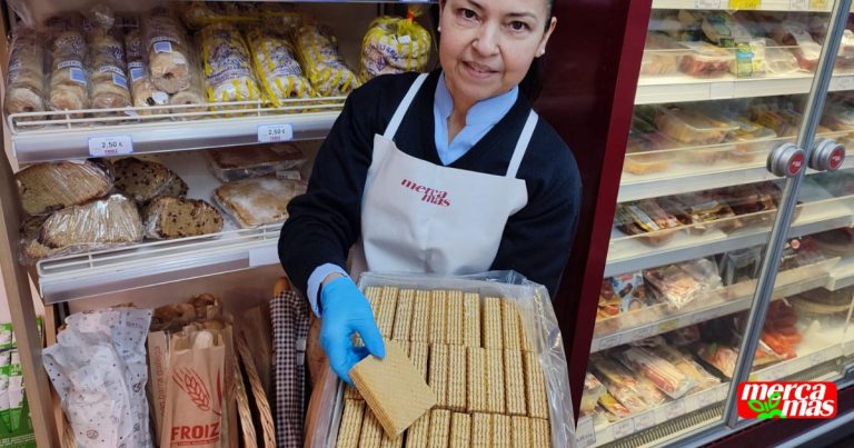 Empleado mostrando productos de panadería y dulces en Mercamás Casal en Salvaterra de Miño
