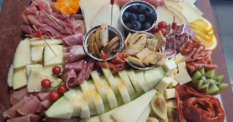 Tabla de embutidos con fruta y quesos en presentación especial
