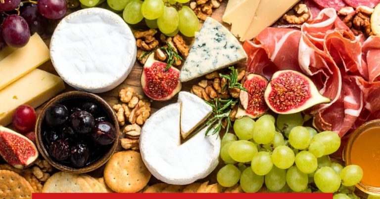 Tabla de embutidos, quesos y fruta preparada en Mercamás Casal