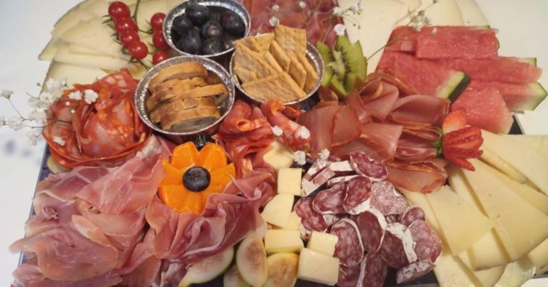Tabla surtida de embutidos preparada para compartir