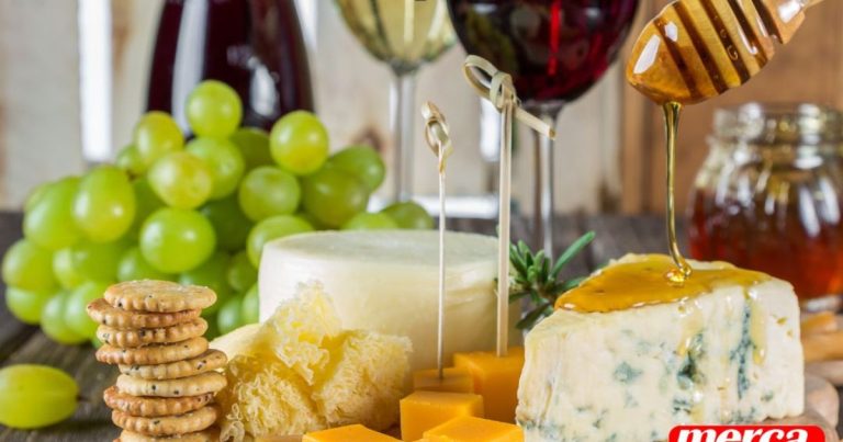 Detalle de tabla de quesos con uvas y acompañamientos