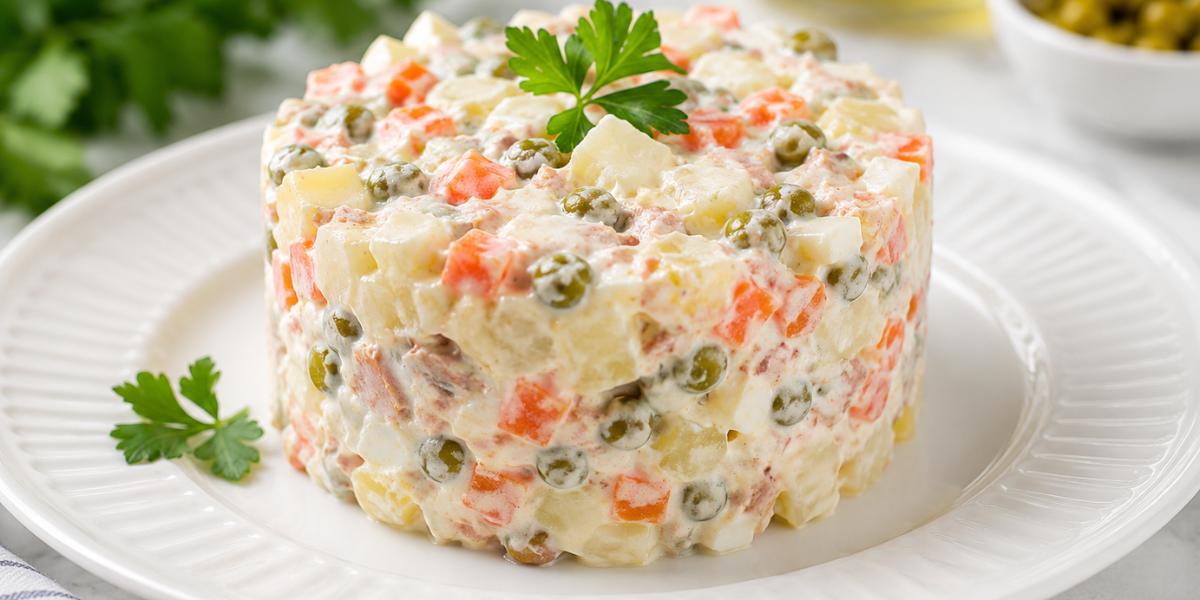 Ensaladilla rusa casera con atún y verduras