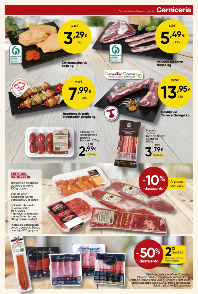 Ofertas de carnicería en Mercamás Casal con contramuslos de pollo, panceta de cerdo, costilla de ternera gallega, brochetas, chorizo y productos especiales para barbacoa.